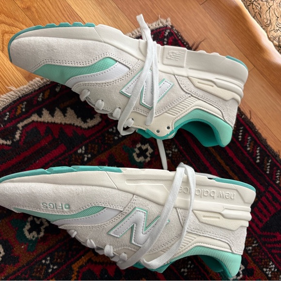 FIGS | New Balance 997H Women's Mint and White Sneakers - Picture 5 of 8